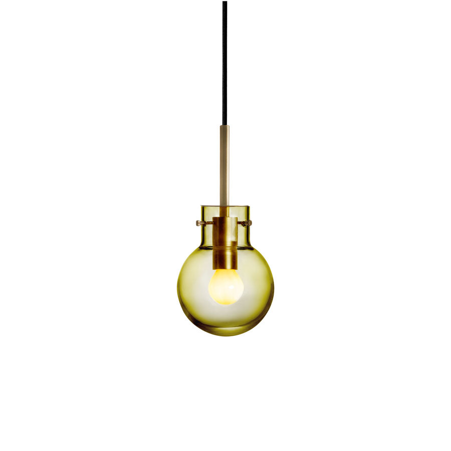 Hadeland Glassverk Krystallkule Taklampe Glatt Oliven, stilren olivengrønn lampe i glass med moderne oppheng i metall.