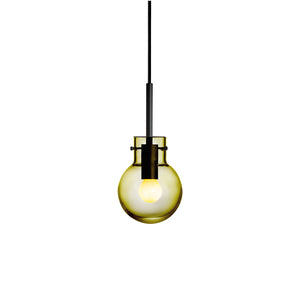 Hadeland Glassverk Krystallkule Taklampe Glatt Oliven, olivengrønn munnblåst glasslampe med moderne design og sort tekstilkabel.