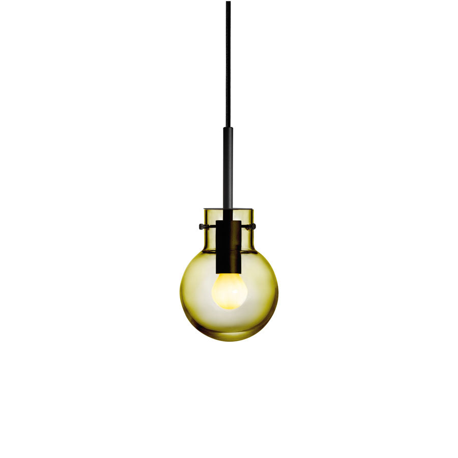 Hadeland Glassverk Krystallkule Taklampe Glatt Oliven, olivengrønn munnblåst glasslampe med moderne design og sort tekstilkabel.
