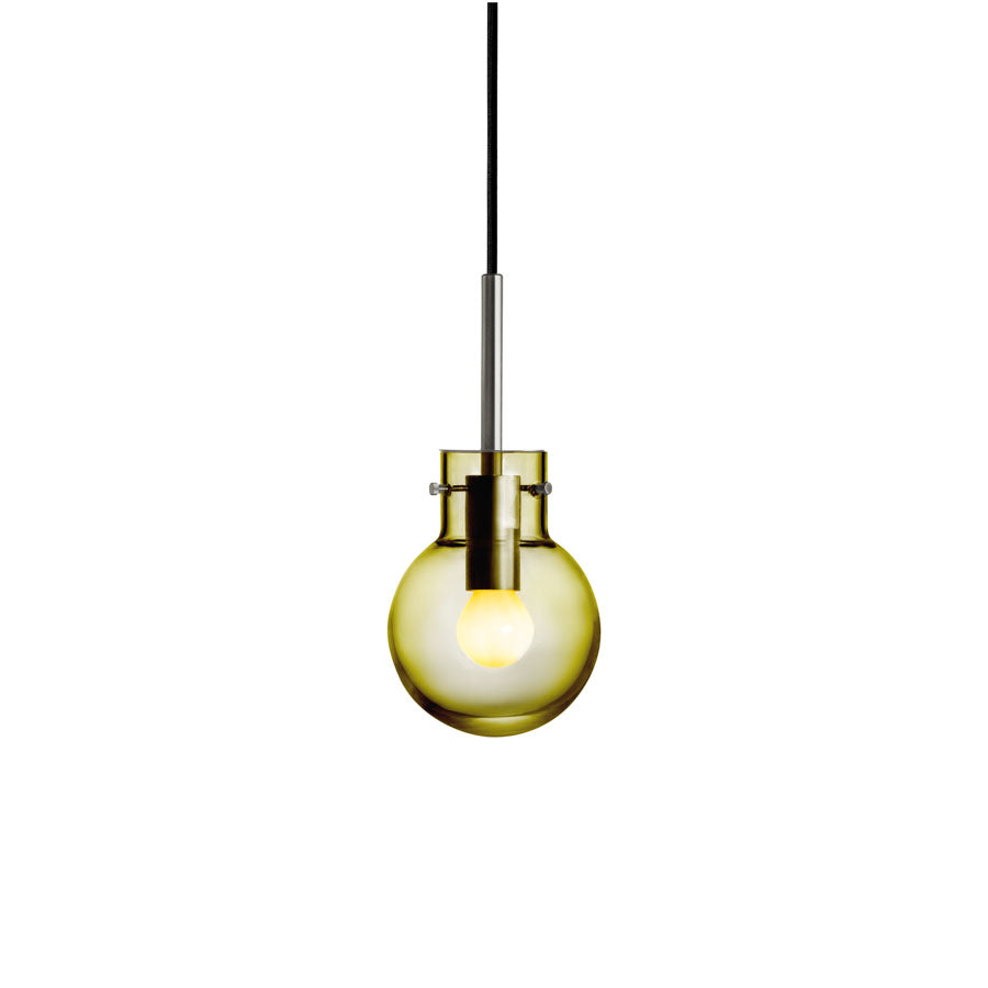 Hadeland Glassverk Krystallkule Taklampe Glatt Oliven, elegant olivengrønn glasslampe med dimbar lyskilde og metalloppheng.
