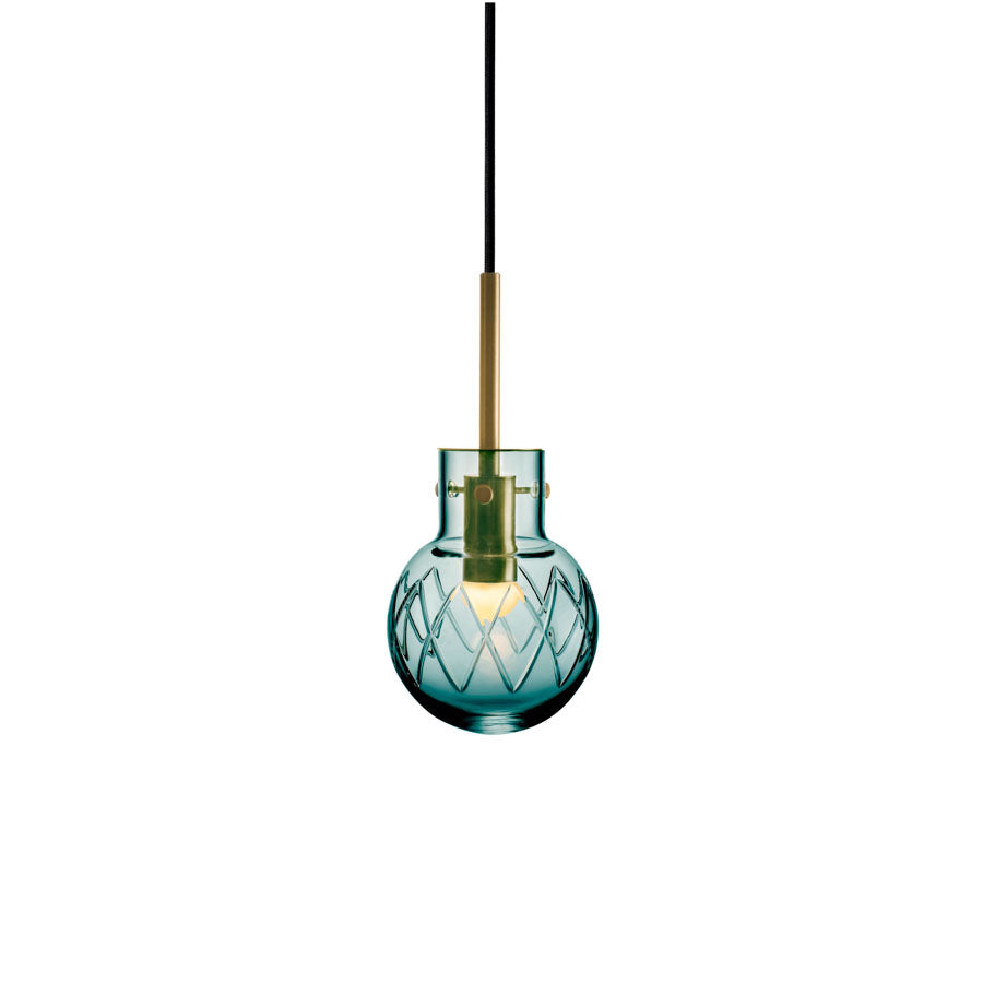Hadeland Glassverk krystallkule taklampe i blågrønt glass med gullopp heng, elegant design med kryssmønster.