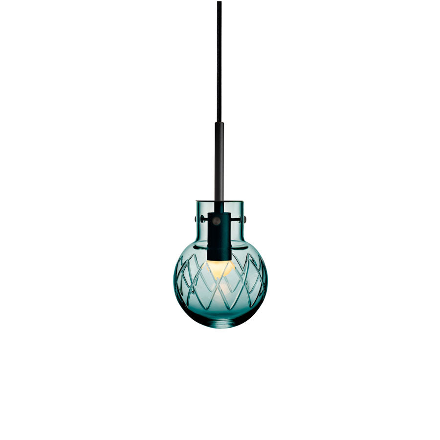 Hadeland Glassverk Krystallkule Taklampe Kryss Blågrønn, elegante blågrønne glasslampe med håndslipt kryssmønster, perfekt til belysning av rom.