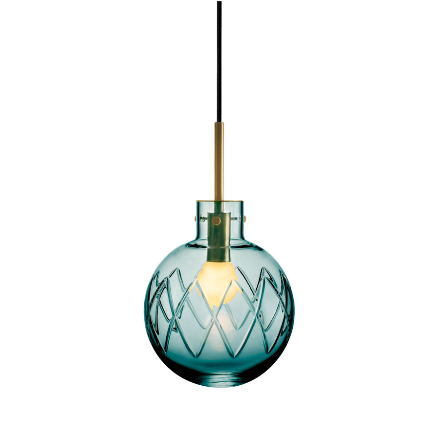 Hadeland Glassverk Krystallkule Taklampe Kryss Blågrønn med messing oppheng, munnblåst og håndslipt i elegant design.