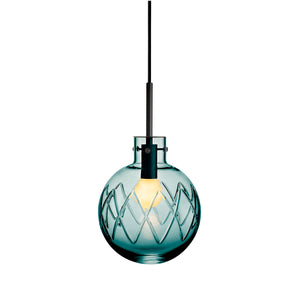 Hadeland Glassverk krystallkule taklampe i blågrønt glass med sort oppheng, perfekt for moderne interiør.