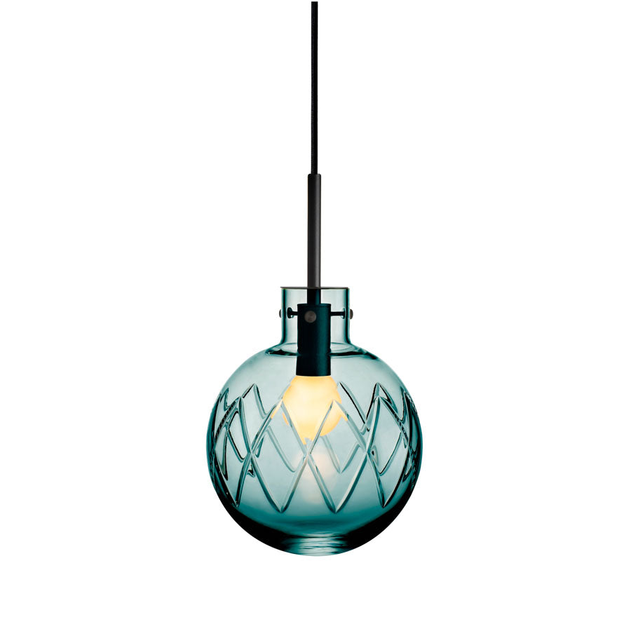Hadeland Glassverk krystallkule taklampe i blågrønt glass med sort oppheng, perfekt for moderne interiør.