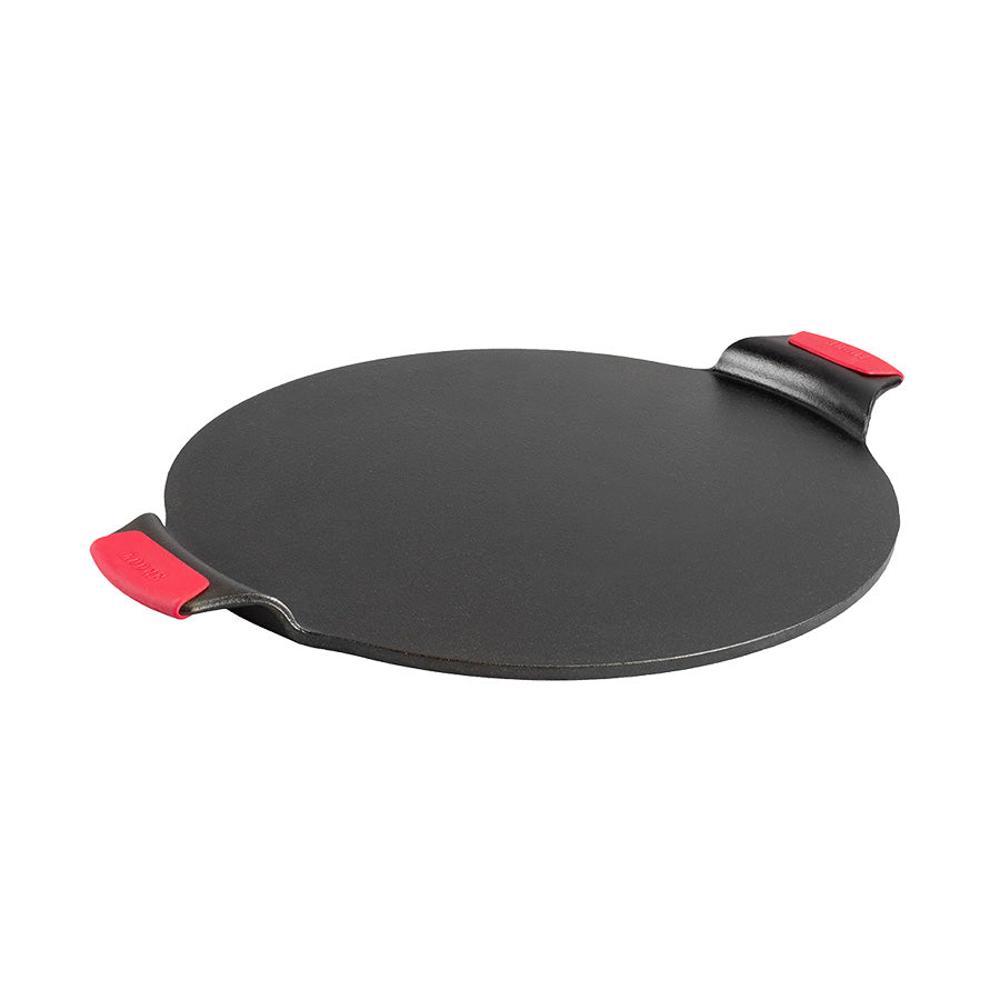 Lodge Cast Iron pizzastein med røde silikonhåndtak, ideell for å lage sprø pizzabunner. 