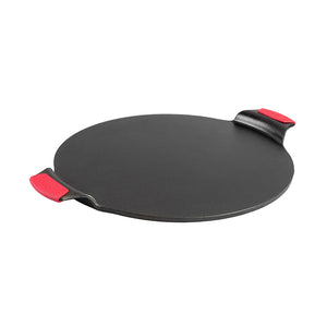 Lodge Cast Iron pizzastein med røde silikonhåndtak, ideell for å lage sprø pizzabunner. 