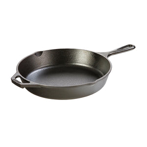 En klassisk støpejernspanne på 26 cm fra Lodge Cast Iron, designet for jevn steking med naturlig non-stick overflate, helletut og hjelpehåndtak for enkel håndtering.