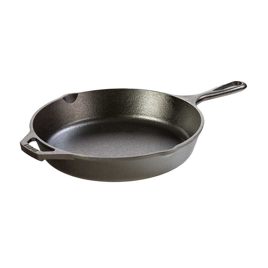 En klassisk støpejernspanne på 26 cm fra Lodge Cast Iron, designet for jevn steking med naturlig non-stick overflate, helletut og hjelpehåndtak for enkel håndtering.