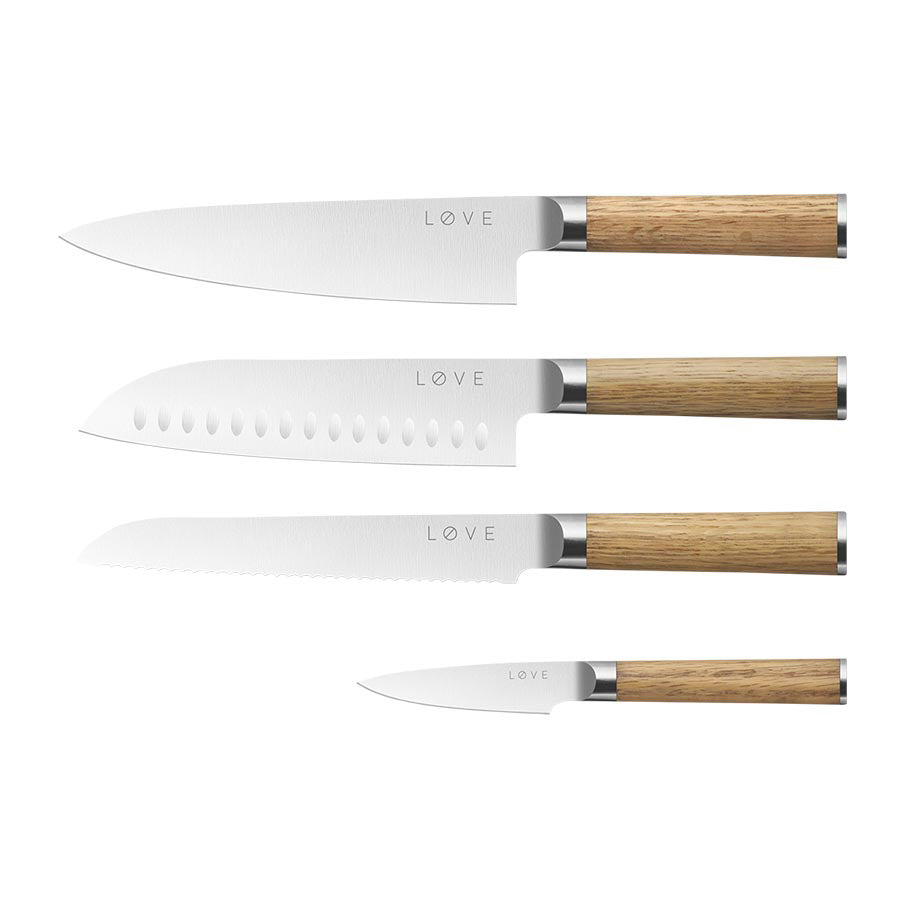Elegant Løve Steig knivsett med fire kniver, inkludert kokkekniv, santokukniv, brødkniv og urtekniv, alle med håndtak i eik, designet for presisjon og holdbarhet.