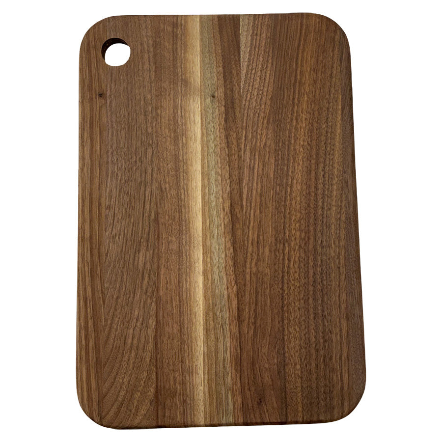 Elegant Løve skjærefjøl i heltre valnøtt, 38x26 cm, med naturlige linjer og robust design, perfekt for matlaging og servering.