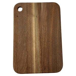 Elegant Løve skjærefjøl i heltre valnøtt, 38x26 cm, med naturlige linjer og robust design, perfekt for matlaging og servering.