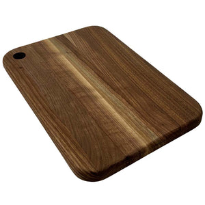 LØVE Løve Steig Skjærefjøl Valnøtt 38x26x2cm med elegant design, laget av heltre valnøtt, ideell skjærefjøl for kjøkkenet.