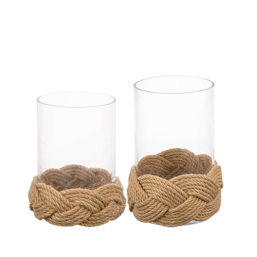 Settet med to lyslykter i klart glass med flettede tau-detaljer, perfekt for å skape stemning i hjemmet eller på terrassen.