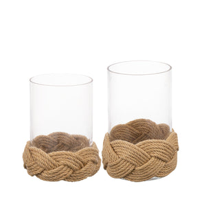 Settet med to lyslykter i klart glass med flettede tau-detaljer, perfekt for å skape stemning i hjemmet eller på terrassen.