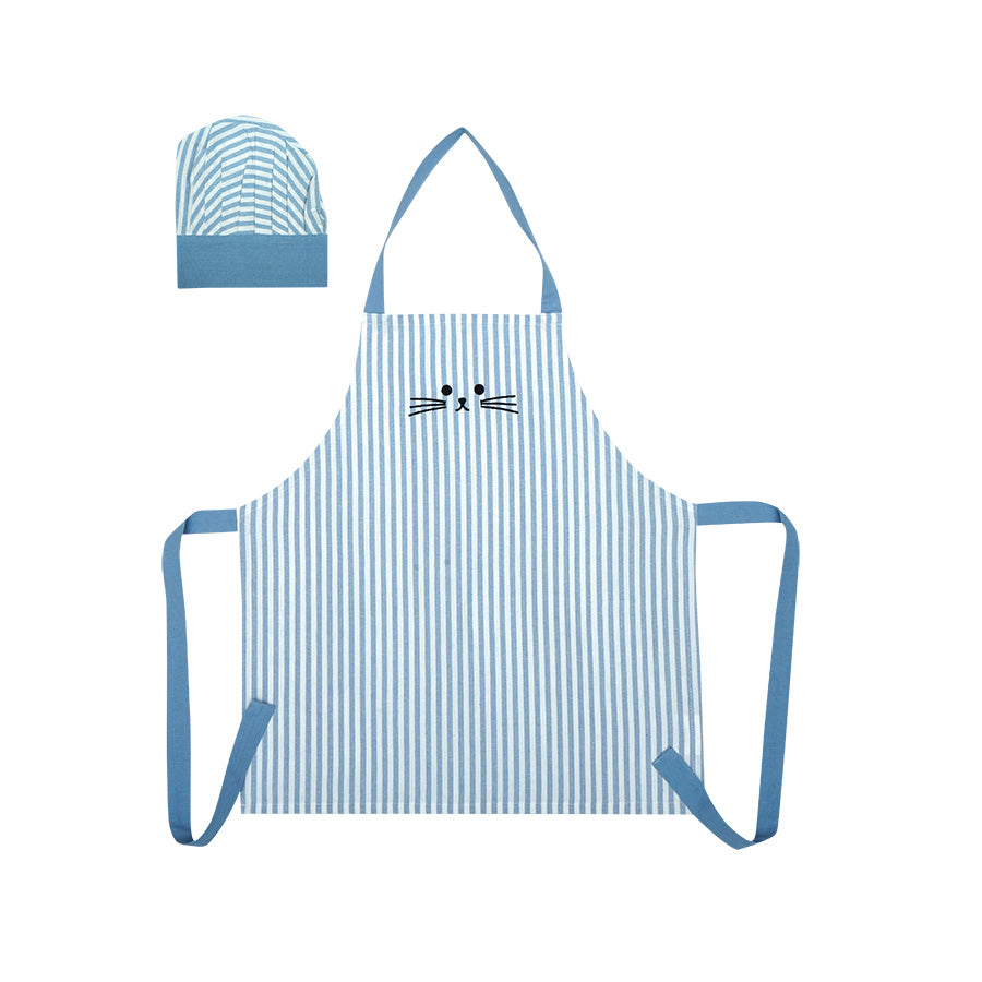 Lyseblå forkle og kokkelue med striper og kattemotiv, perfekt for barn som elsker å lage mat.