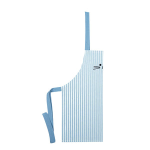 Sidevisning av et forkle i lyseblått med hvite striper, designet for barn med kattemotiv.
