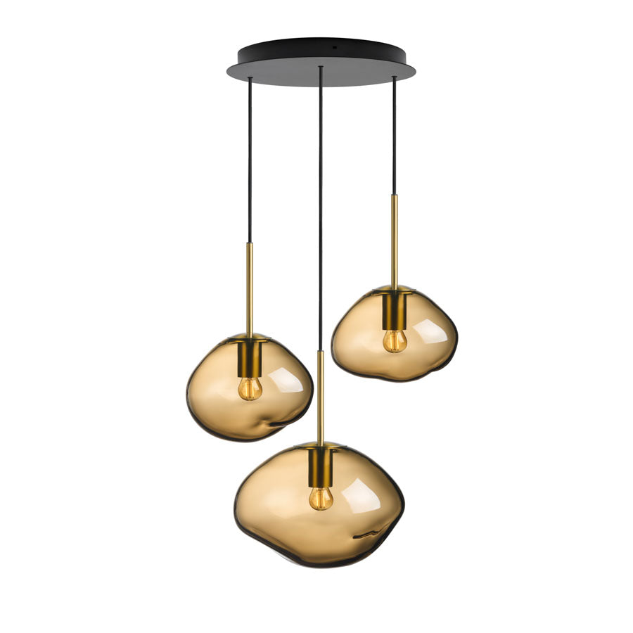 Elegant pendellampe fra Hadeland Glassverk, Crystal Stone Mooka, med tre munnblåste krystallkuler i dype kakao-nyanser, designet for å skape mykt og stemningsfullt lys.