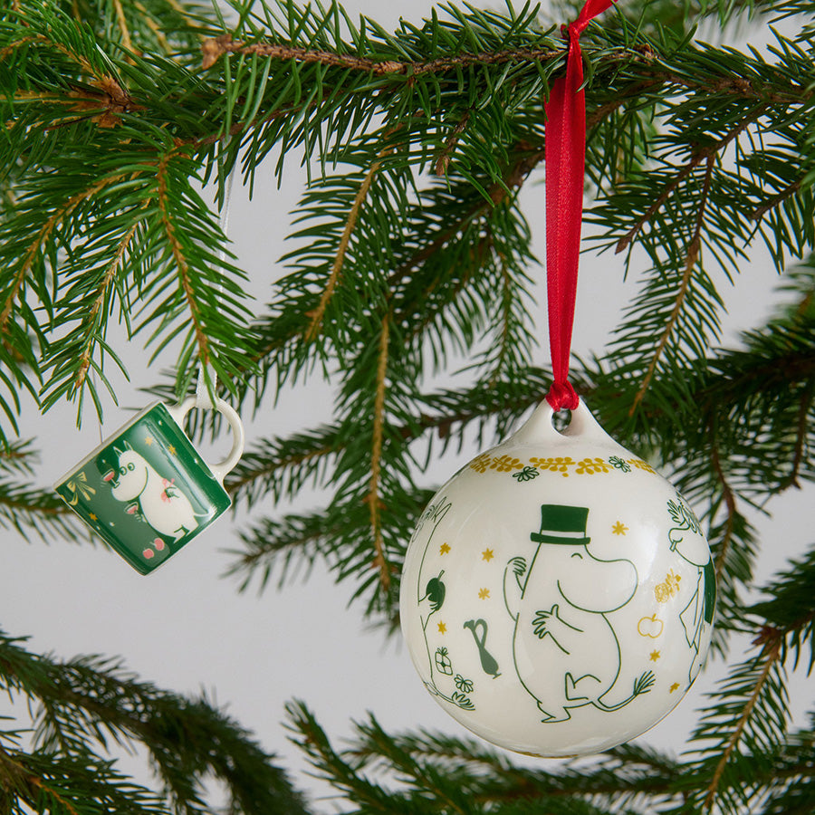 Mummi årets julekule 2026 hengende på juletre