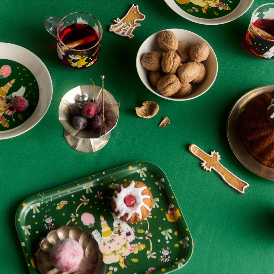 Mummi serveringsbrett Kjærlighetsgave med glass og snacks på grønt festbord