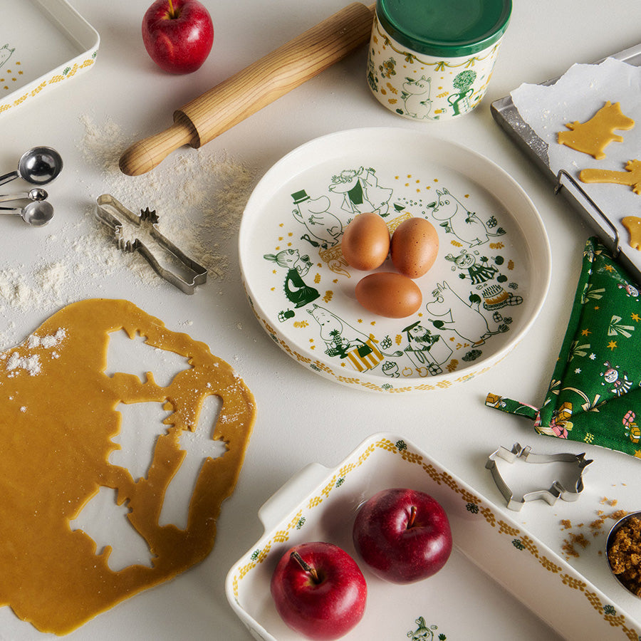 Mummi gryteklut fra Kjærlighetsgave på bakebord med paiform og epler