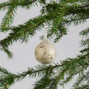 Mummi julekule 50 mm Kjærlighet med gylne detaljer hengende på juletre