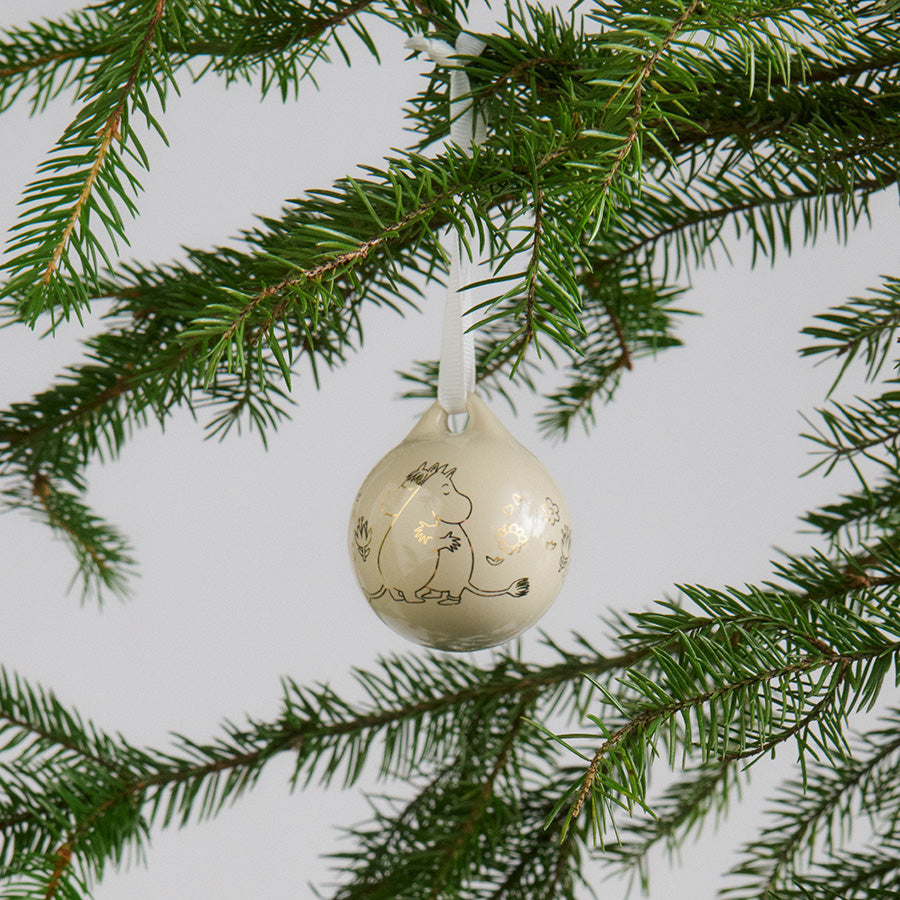 Mummi julekule 50 mm Kjærlighet med gylne detaljer hengende på juletre