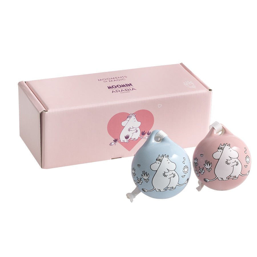 Moomin Arabia Mummi julekuler 50 mm Kjærlighet i rosa og blå foran rosa gaveeske