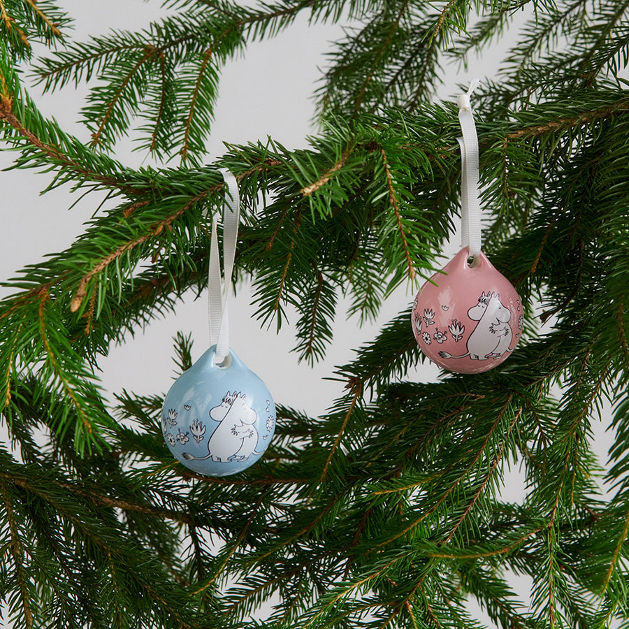 Rosa og blå Mummi julekuler 50 mm med Snorkfrøken og Mummitrollet på juletre