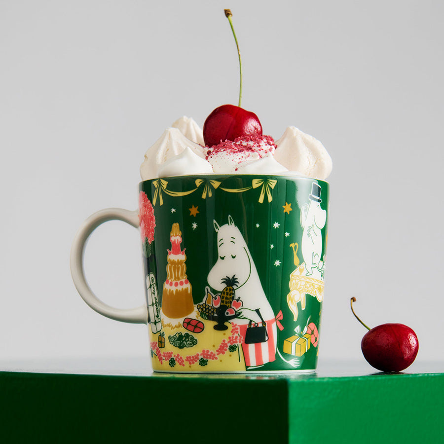 Moomin Arabia Mummi kopp med grønt Kjærlighetsgave-motiv, krem, kirsebær og dessert