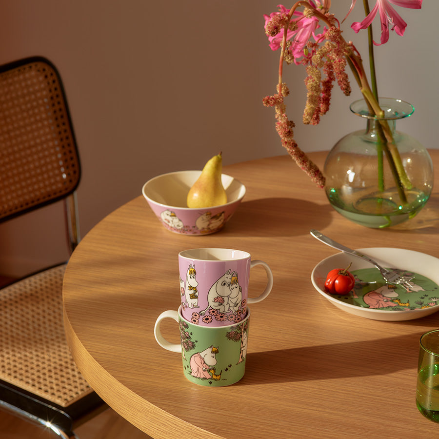 Mummi bolle i bruk, plassert på et bord med mummi kopper i samme kolleksjon, viser et koselig måltid med mummi tema.