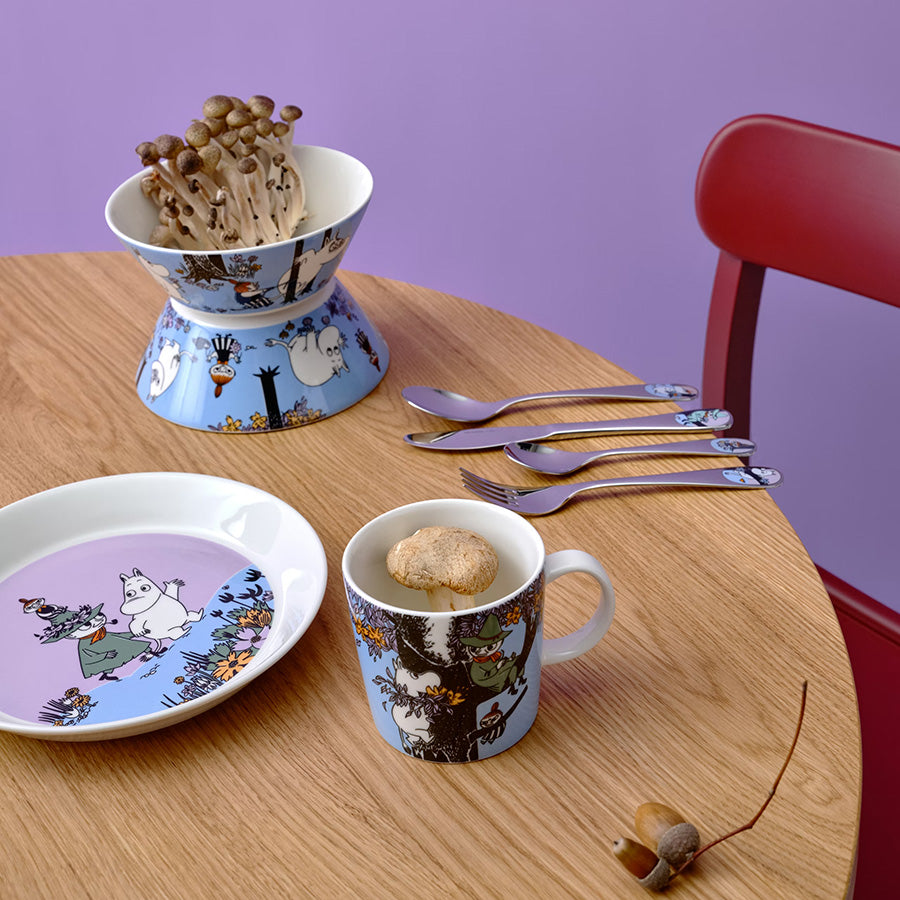 MOOMIN ARABIA Arabia Moomin Mummi Asjett 19cm Venner for alltid – Mummi -servise på bord med frokosttallerkener, kopper og bestikk