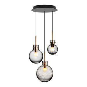 Hadeland Glassverk krystallkule taklampe med tre pendler i røkgrå og gull detaljer. Elegant design som gir et mystisk preg til rommet.