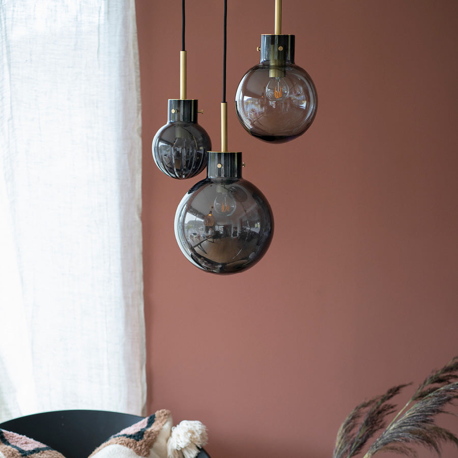 Hadeland Glassverk taklampe med tre pendler i røkgrå glass, perfekt for stueinnredning og skaper en lun atmosfære.