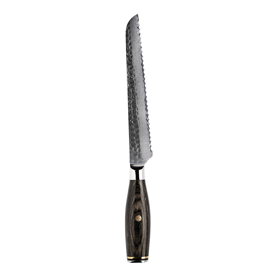 Nordic Blades brødkniv på 20 cm med taggete egg og mørkt trehåndtak, designet for å skjære gjennom brød med letthet.