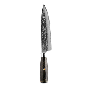 Nordic Blades Legacy Blades kokkekniv på 20 cm, med håndsmidd hammerfinish og mørkt trehåndtak, perfekt til allsidig kutting på kjøkkenet.