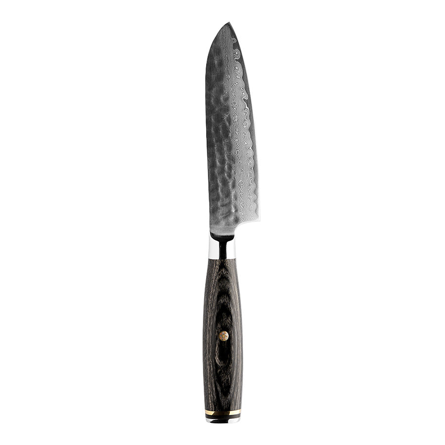 En elegant 13 cm santoku kniv fra Nordic Blades Legacy Blades, laget av 67 lag damaskusstål med hammerfinish og et stilrent mørkt trehåndtak med gylne detaljer.
