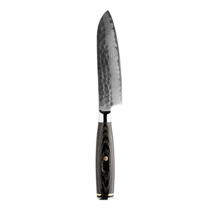 En elegant 13 cm santoku kniv fra Nordic Blades Legacy Blades, laget av 67 lag damaskusstål med hammerfinish og et stilrent mørkt trehåndtak med gylne detaljer.