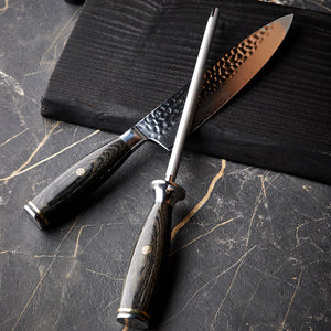En 20 cm skjerpestål ved siden av en kniv, begge fra Nordic Blades, designet for optimalt knivvedlikehold.