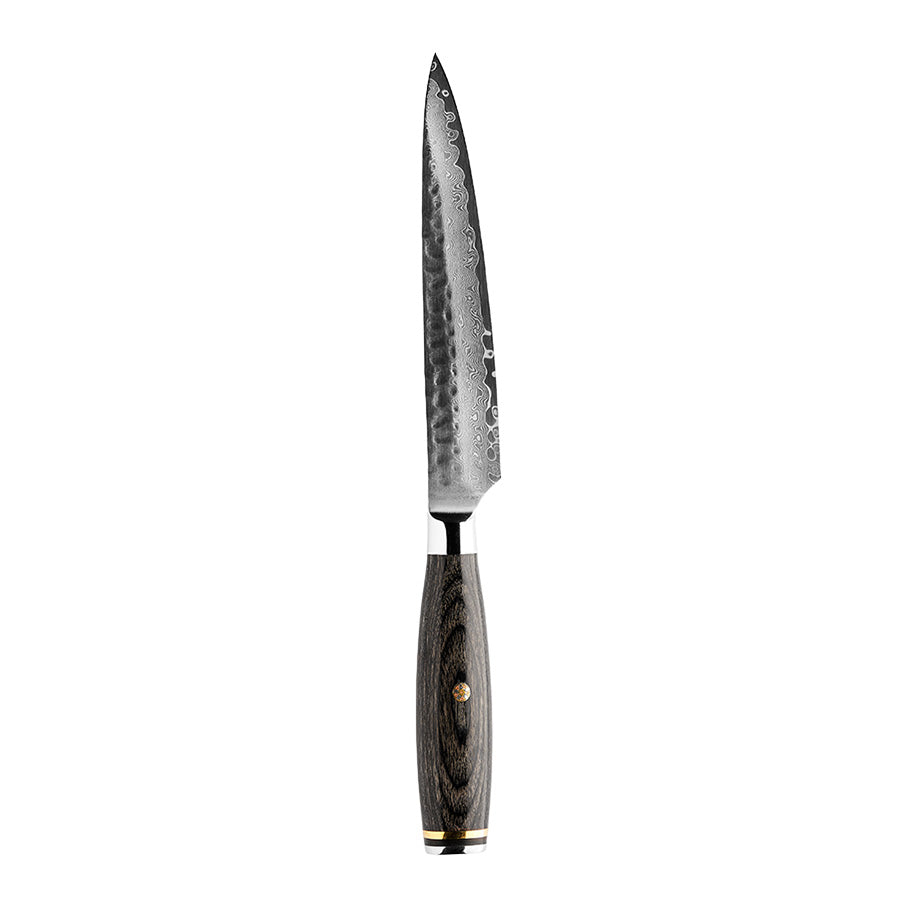 Nordic Blades Legacy universalkniv på 15 cm med 67 lag damaskusstål og håndsmidd hammerfinish, mørkt trehåndtak med gylne detaljer, perfekt for daglige kjøkkenoppgaver.