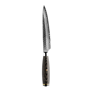 Nordic Blades Legacy universalkniv på 15 cm med 67 lag damaskusstål og håndsmidd hammerfinish, mørkt trehåndtak med gylne detaljer, perfekt for daglige kjøkkenoppgaver.