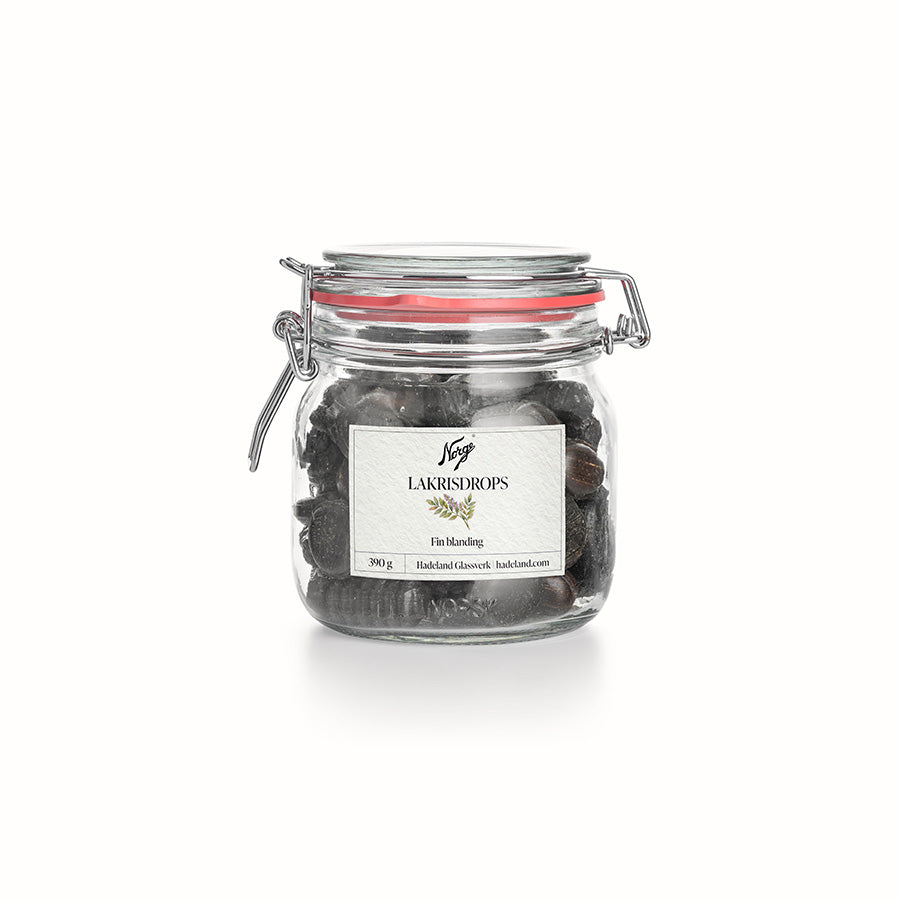 Dekorativt glass med Lakrisdrops fra Norgesglasset, fylt med smakfulle drops, perfekt for lakriselskere.