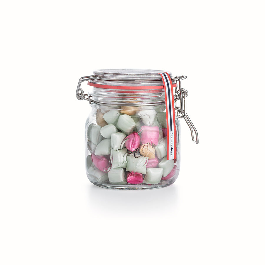 Interiørbilde av Norgesglasset Mormors Drops, glasskrukke fylt med fargerike drops, perfekt for gaver eller familieanledninger.