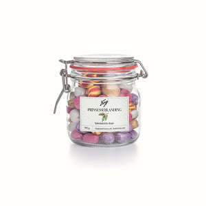 Norgesglasset Drops Prinsesseblanding i dekorativt glass med hengslet lokk, fylt med fargerike drops i seks smakvarianter.
