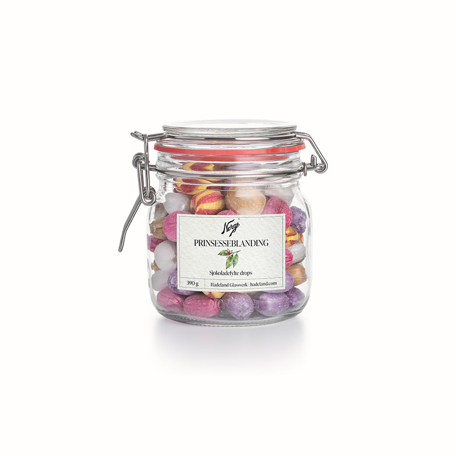 Norgesglasset Drops Prinsesseblanding i dekorativt glass med hengslet lokk, fylt med fargerike drops i seks smakvarianter.
