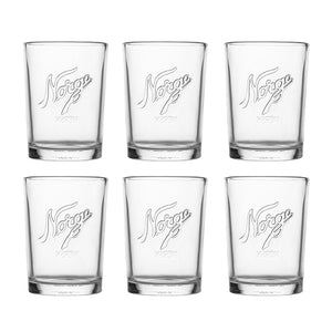 Sett med seks Kjøkkenglass fra Norgesglasset, perfekt for daglig bruk i hjemmet. Hver glass har den ikoniske Norgesglasset-logoen og et tidløst design, ideelt for både hverdag og fest.