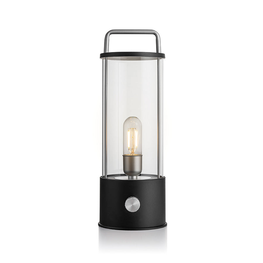 Norgesglasset Ledlampe 31cm Sort - en stilren bordlampe med dimmer og bærehåndtak, designet for å gi varmt lys i stue, gang eller soverom. Perfekt stemningsskapende lyskilde.