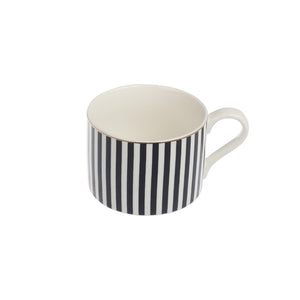 Klassisk krus med svart-hvitt stripemønster og delikat gullkant, ideelt for servering av espresso.