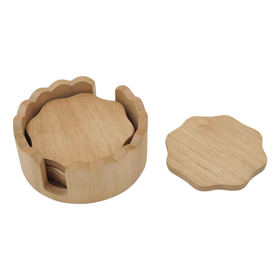 Naturlige tre coastere i dekorativ holder, perfekt for beskyttelse av bordflater.