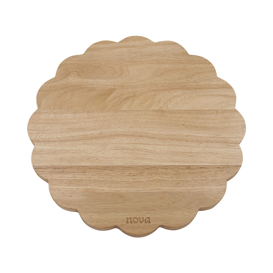 Rund skjærefjøl i naturlig tre med bølgekant, 30 cm diameter, designet av NOVA for både skjæring og servering.